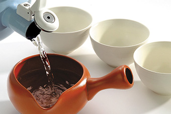 急須にお湯を注ぎ、一度はそのお湯は捨ててください