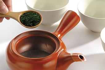 急須にお茶の葉を入れます